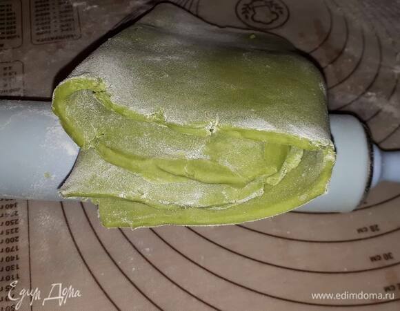 Раскатайте тесто на 4 длины, заверните края к центру, затем сверните пополам. Это двойной тур. Заверните тесто в пленку и уберите в холодильник на час.