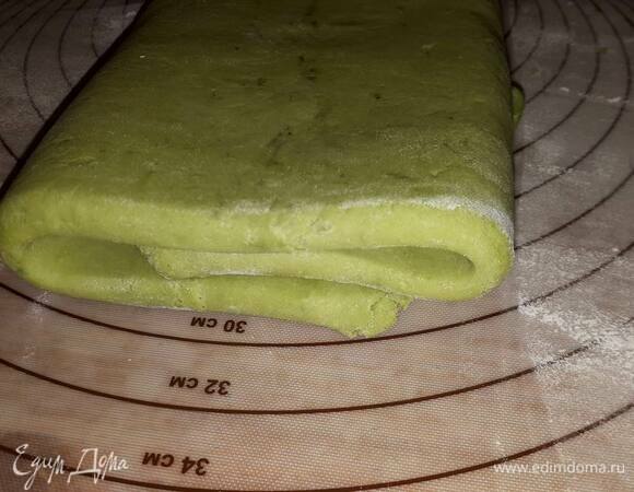 Раскатайте тесто на 3 длины в направлении, перпендикулярном предыдущему. Заверните края к центру — это простой тур. Уберите в холодильник на полчаса.