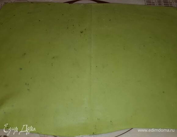 Сделайте еще один простой тур, затем раскатайте тесто в прямоугольник примерно 5 мм толщиной. Постарайтесь, чтобы одна сторона была в 2 раза шире другой. Разрежьте пополам.