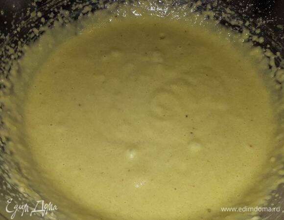 Для франжипана растопите масло, взбейте яйцо с сахарной пудрой и крахмалом. Добавьте измельченный фундук и весь крем. Взбейте до однородной массы.