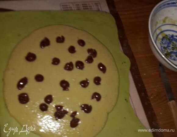 Выложите франжипан на половину теста, оставляя примерно 2 см от края. Добавьте вишню. Смочите водой края. Накрройте второй половиной теста и аккуратно прижмите, но не защипывайте.