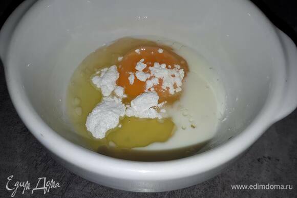 Взбейте яйцо с сахарной пудрой и молоком и смажьте галету. Нанесите рисунок кончиком острого ножа.