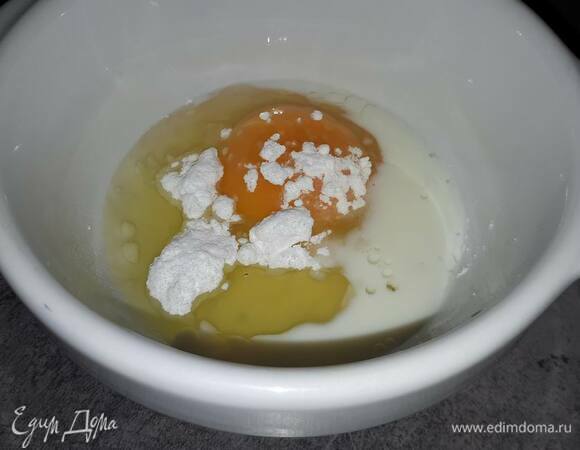 Взбейте яйцо с сахарной пудрой и молоком и смажьте галету. Нанесите рисунок кончиком острого ножа.