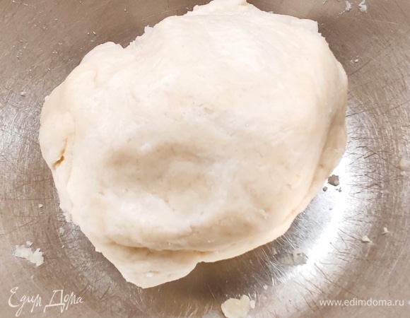 Муку смешать с сахаром, добавить мягкое сливочное масло и перетереть все в крошку. Влить холодную воду и замесить мягкое тесто. Тесто скатать в шар, положить в пакет и убрать на 30 минут в холодильник.