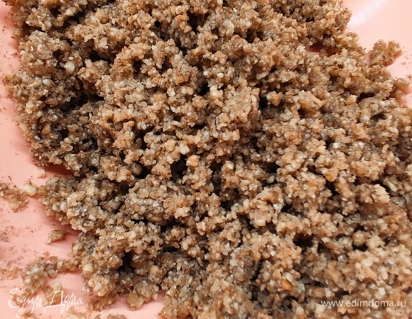 Пока тесто охлаждается, надо сделать начинку. Для этого грецкие орехи размолоть в блендере. Добавить корицу и жидкий мед. Все тщательно перемешать.