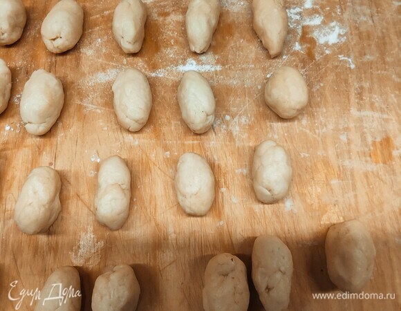 Охлажденное тесто тоже разделить на 21 часть по 17 грамм.