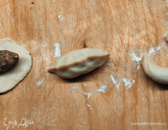 Каждую часть раскатать в лепешку, в середину положить начинку. Защипнуть, как пирожок, прокатать, чтобы заготовка удлинилась, загнуть кончики в форме полумесяца.