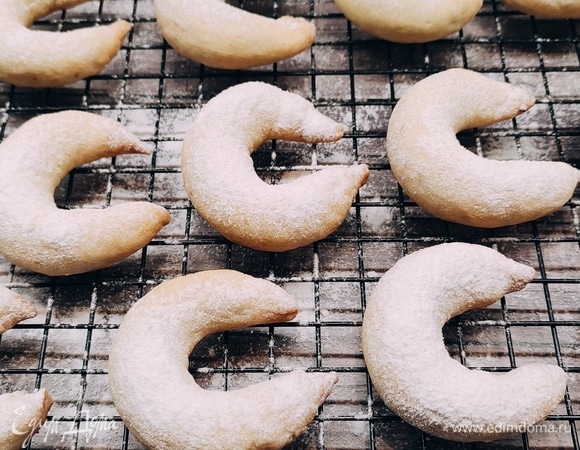 Еще теплое печенье обильно посыпать сахарной пудрой.