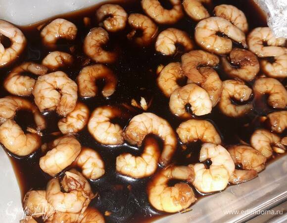 Смешайте соевый соус с медом, добавьте раздавленный чеснок. Маринуйте креветки 2 часа.