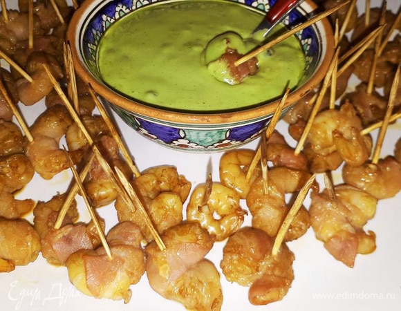 Для майонеза взбейте желток с горчицей и матчей, пока смесь не посветлеет. Вмешайте уксус, лимонный сок (если у вас есть сок юдзу, рекомендую воспользоваться вместо лимонного) и соль. Влейте оливковое масло и взбивайте, пока смесь не загустеет.