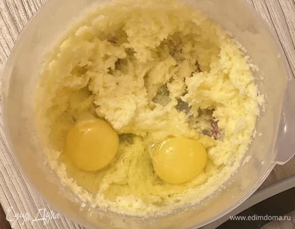 В миске взбить сахар и масло комнатной температуры. Добавить яйца и взбить до загустения.