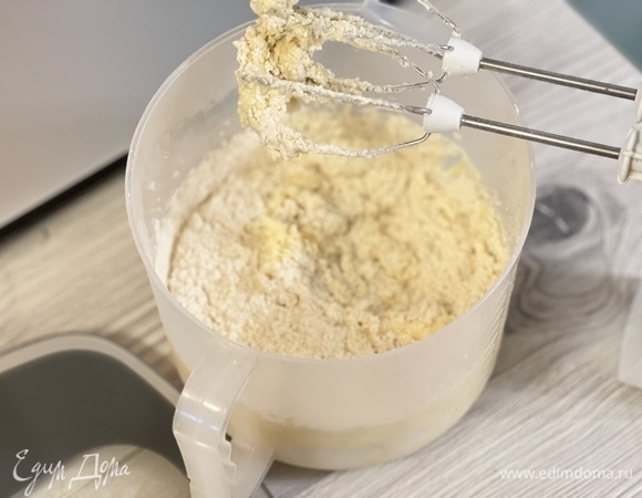 Добавить муку и разрыхлитель. Хорошо перемешать.