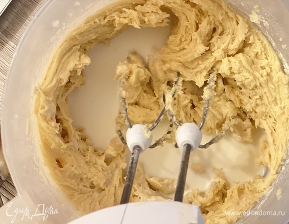 Влить молоко и смешать все до однородного состояния.