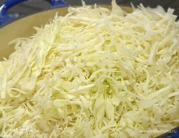 Свежую капусту тонко нашинковать.