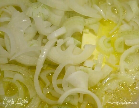 Разогреть в глубоком, тяжелом сотейнике сливочное и оливковое масло и обжарить лук до прозрачности.