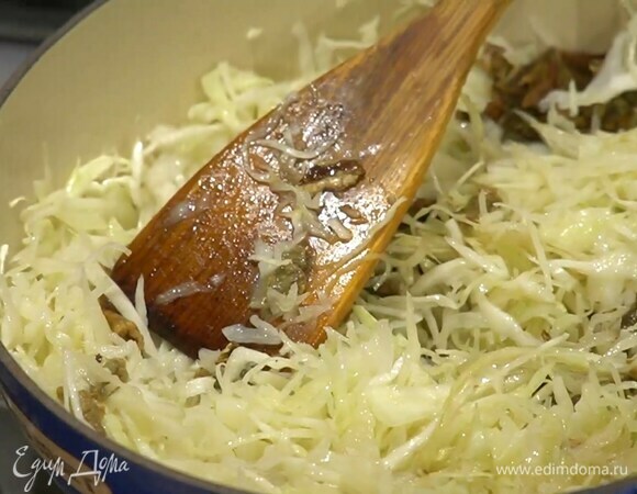 Свежую капусту добавить к луку, перемешать, накрыть крышкой и прогреть, затем добавить грибы, через мелкое сито влить жидкость, в которой они замачивались, и посолить.