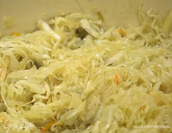 Добавить квашеную капусту, все перемешать, накрыть крышкой и тушить на маленьком огне до готовности.