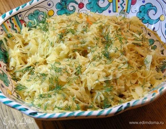 Укроп мелко порубить и посыпать готовую капусту.