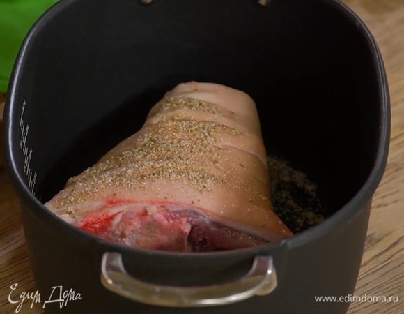 Тмин, чеснок и соль перемешать и натереть мясо полученной смесью со всех сторон.