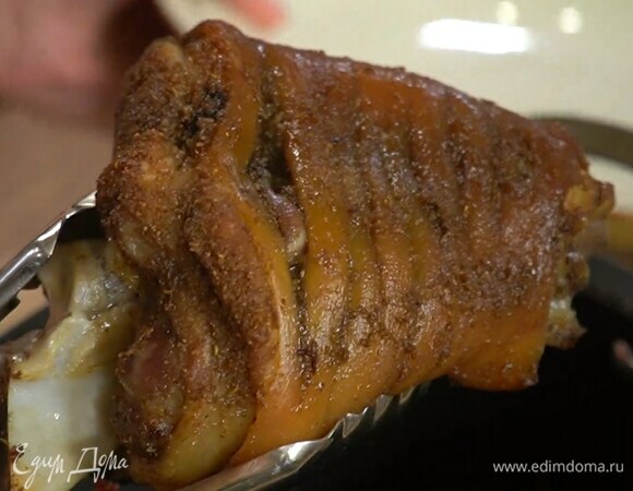 Накрыть утятницу крышкой и запекать рульку в разогретой духовке 3 часа, периодически поливая выделившимся соком.