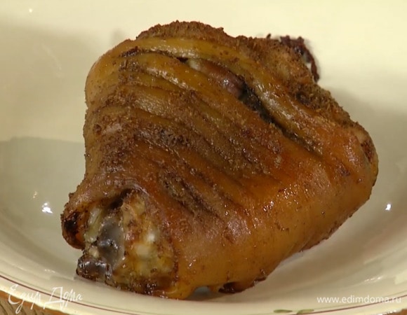 Когда мясо будет практически готово, полить его еще раз соком и уже без крышки запекать под разогретым до 220℃ грилем до появления золотистой корочки.