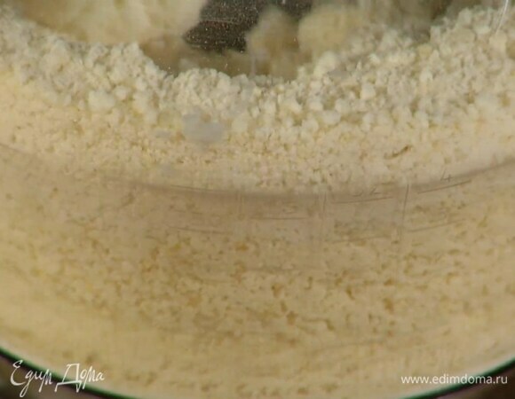 В чашу блендера всыпать муку, сахар и соль, добавить яйцо, ванильный экстракт, натертое на крупной терке ледяное сливочное масло и все взбить.