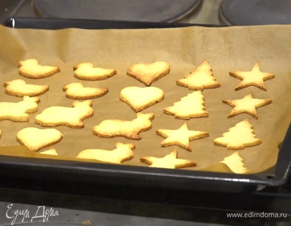 Выпекать печенье в разогретой духовке 7 минут.