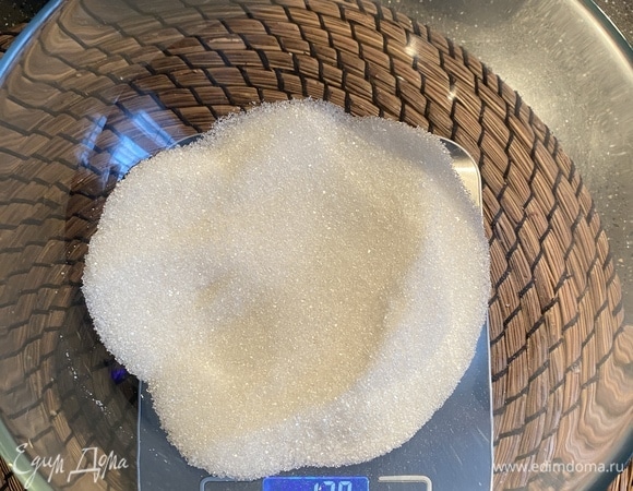 Дно формы для выпечки выстилаем бумагой для выпечки, стенки формы ничем не смазываем. Сахар смешиваем с ванильным сахаром. Муку смешиваем с какао-порошком и просеиваем.