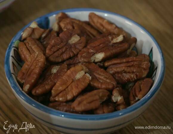 Пекан измельчить в блендере в крупную крошку.