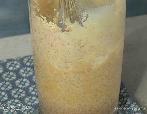 Сахар и 125 г предварительно размягченного сливочного масла взбить блендером с насадкой-венчиком на низкой скорости, добавить яйцо и взбить еще немного, затем всыпать 2 ст. ложки муки и соль, влить ванильный экстракт и взбить в однородную массу.