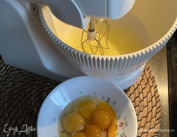 Яйца комнатной температуры разделяем на белки и желтки. Белки взбить до устойчивой пены, не прерывая взбивание, добавить небольшими порциями сахар и взбить до устойчивых пиков. По одному добавить желтки, продолжая взбивать на малых оборотах миксера.