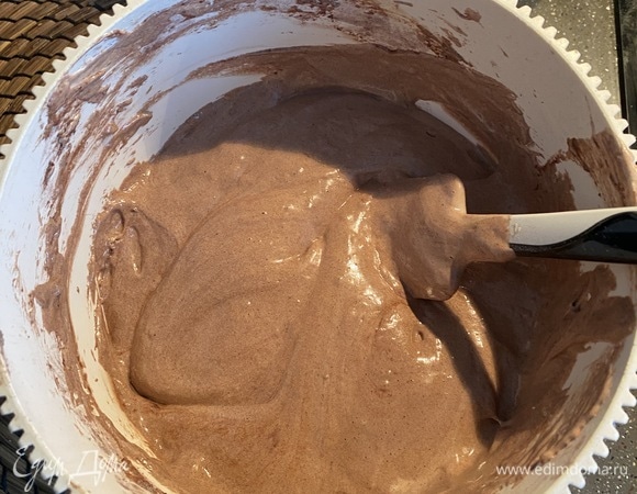 Небольшими порциями добавляем мучную смесь, аккуратно перемешивая лопаткой. Переливаем тесто в форму. Несколько раз прокрутить форму, чтобы тесто распределилось равномерно.