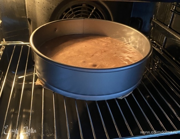В разогретой до 170°C духовке выпекаем бисквит 40 минут. Ориентируйтесь на свою духовку. Форму с испеченным бисквитом переворачиваем вверх дном, поднять над столом на высоту 50 см и бросить. Остужаем бисквит в форме в перевернутом виде на решетке. Чтобы извлечь бисквит из формы, необходимо провести острым тонким ножом вокруг стенки формы, открываем разъемное кольцо, переворачиваем бисквит и снимаем бумагу для выпечки.