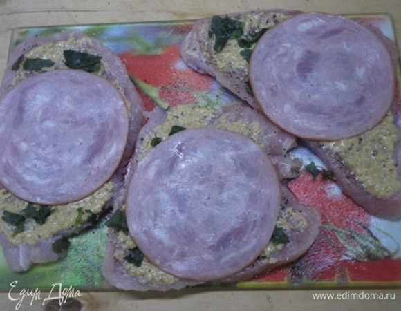 Затем посыпьте зеленью и положите по кусочку ветчины.