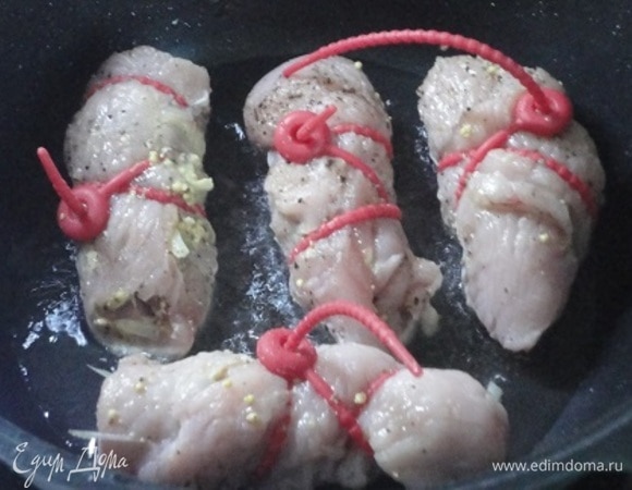 Обжарьте со всех сторон в оливковом масле. 