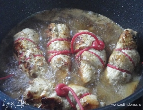 Лук мелко нарежьте, добавьте к мясу и обжаривайте все вместе несколько минут. Затем влейте вино и бульон (или горячую воду). Накройте крышкой и тушите блюдо 20–25 минут. Готовые рулеты выложите в отдельную емкость, а сам соус загустите. Для этого нужно развести крахмал в небольшом количестве холодной воды и при постоянном помешивании медленно ввести в соус.