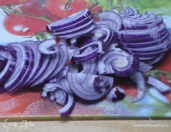 Следом нарежьте лук полукольцами, выложите его в разогретую сковороду с 1 ст. л. масла, посолите и готовьте минут 10 на среднем огне до карамелизации.