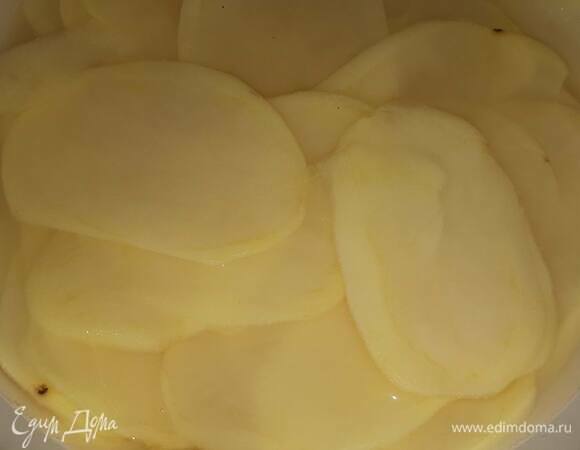 Замочите картофель в воде на 5 минут.