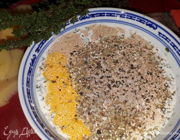 Смешайте сливки со специями (кроме паприки) и солью.