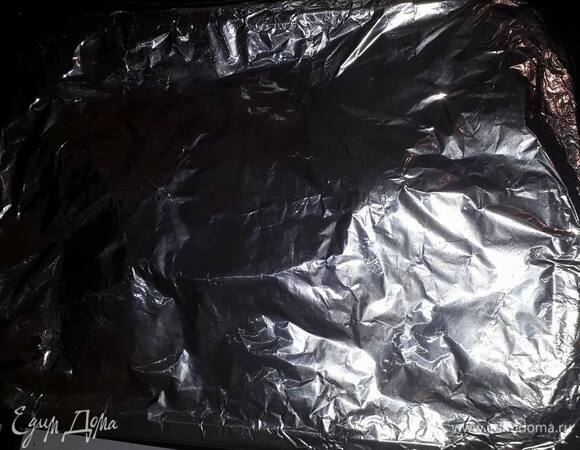 Накройте сверху пекарской бумагой, а затем фольгой. Поставьте форму в разогретую до 180°C духовку на 2,5 часа. Затем дайте блюду остыть и оставьте в холодильнике на ночь.