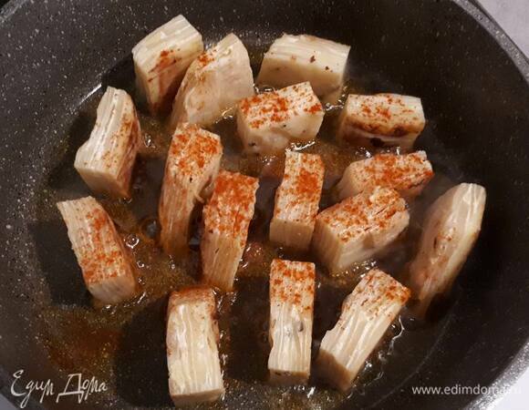 На следующий день выньте картофельную массу из блюда. Срежьте неровные края. Нарежьте остальную массу на квадратики и обжарьте боковые части на хорошо разогретом масле с паприкой. Переворачивать нужно аккуратно, лучше пользоваться щипцами или двумя вилками.