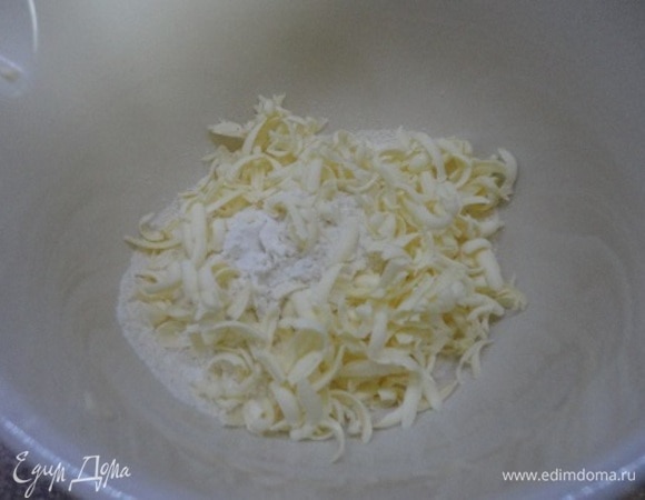 Включите духовку на 200°C. Смешать муку, соль и разрыхлитель и просеять в чашу. Натереть холодное масло и перетереть руками в крупную масляную крошку.