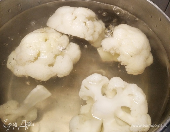 Кипятим воду, добавляем соль по вкусу и отправляем туда цветную капусту (если кочан маленький, то половину, если среднего размера и больше — 1/4). Отвариваем до готовности.