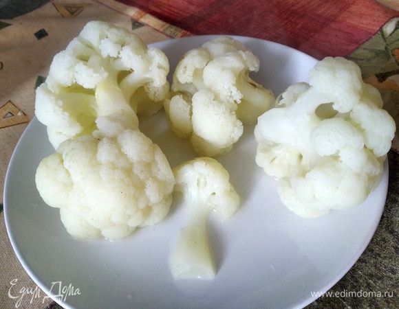 Вытаскиваем капусту шумовкой в отдельную емкость, накрываем сверху, чтобы сохранить тепло. Воду, в которой варилась капуста, не сливаем, оставляем в кастрюле.