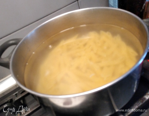 Опускаем макароны: две горсти — на взрослого человека, одна горсть — на ребенка. Варим до готовности.