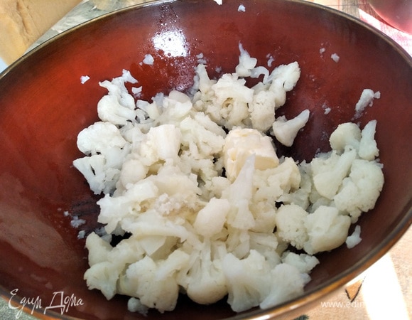 Пока макароны варятся, вилкой разминаем (но не в пюре) цветную капусту, положив к ней кусочек сливочного масла (если хотим получить постный продукт, то можно сливочное масло заменить растительным). 