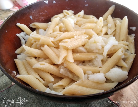 Когда макароны отварились, откидываем их в дуршлаг. Перемешиваем с отваренной цветной капустой, например, с помощью вилки и ложки. Поливаем сверху растительным маслом (желательно оливковым).