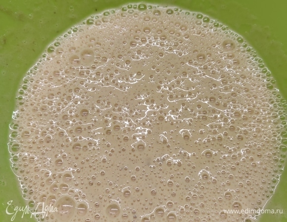 Банан с яйцами пробить блендером до однородности.