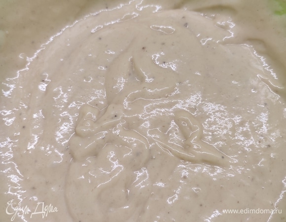 Влить масло. Добавить соль, разрыхлитель и муку. Все хорошо перемешать.