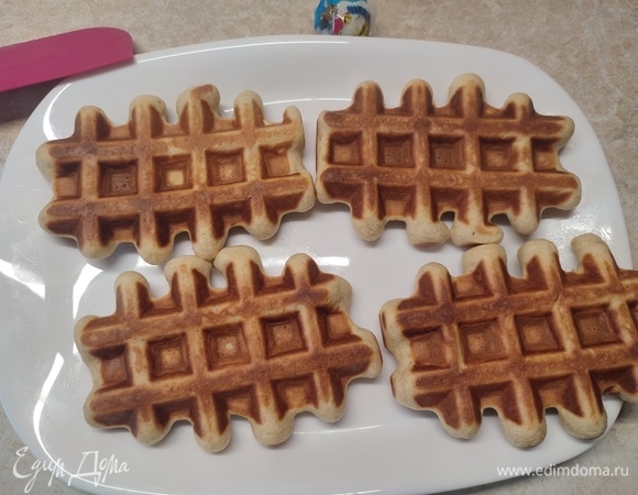Печь в вафельнице 3–4 минуты. На каждую вафлю у меня ушло по 2 ст. л. Получилось 8 штук.